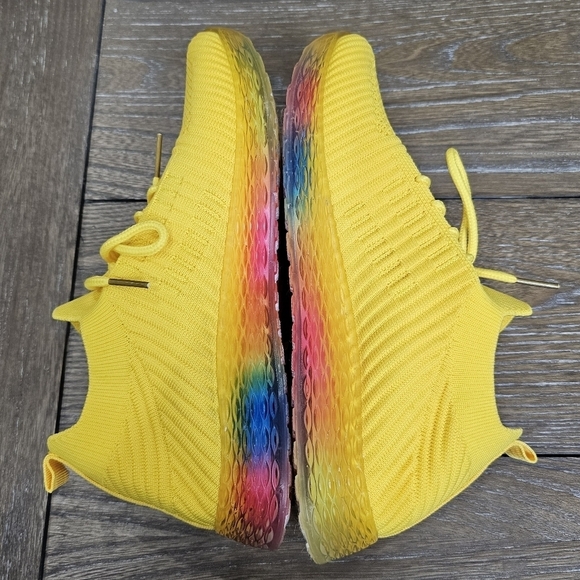 Taxi Sneakers, Women's Size 8 - Picture 5 of 8